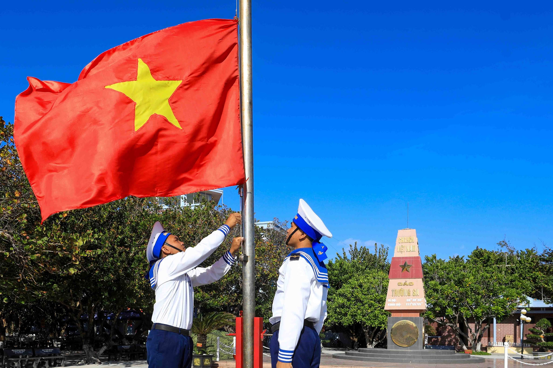 Khoảnh khắc bộ đội trên đảo Trường Sa đón Tết