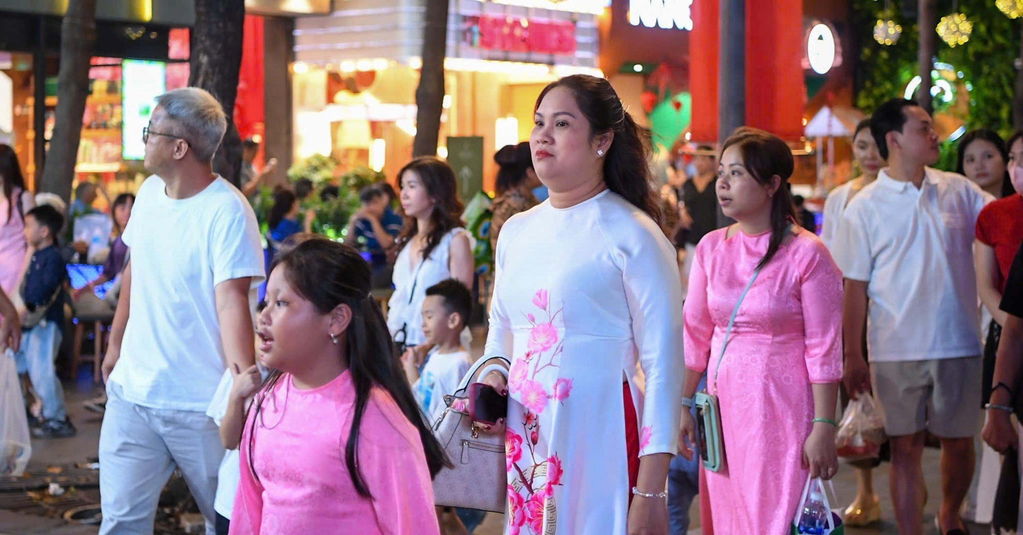 Người dân cả nước háo hức chào năm mới Bính Ngọ 2026