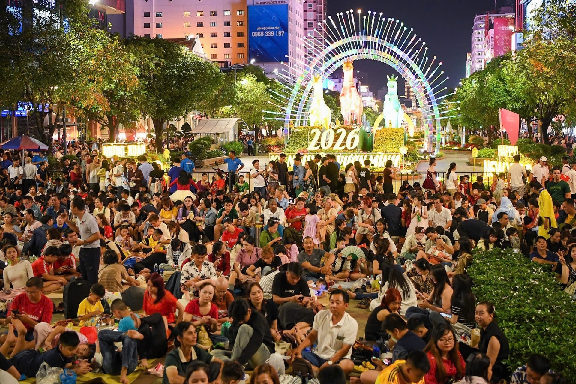 Người dân ùn ùn đổ về trung tâm Hà Nội và TPHCM chờ đón phút giây giao thừa