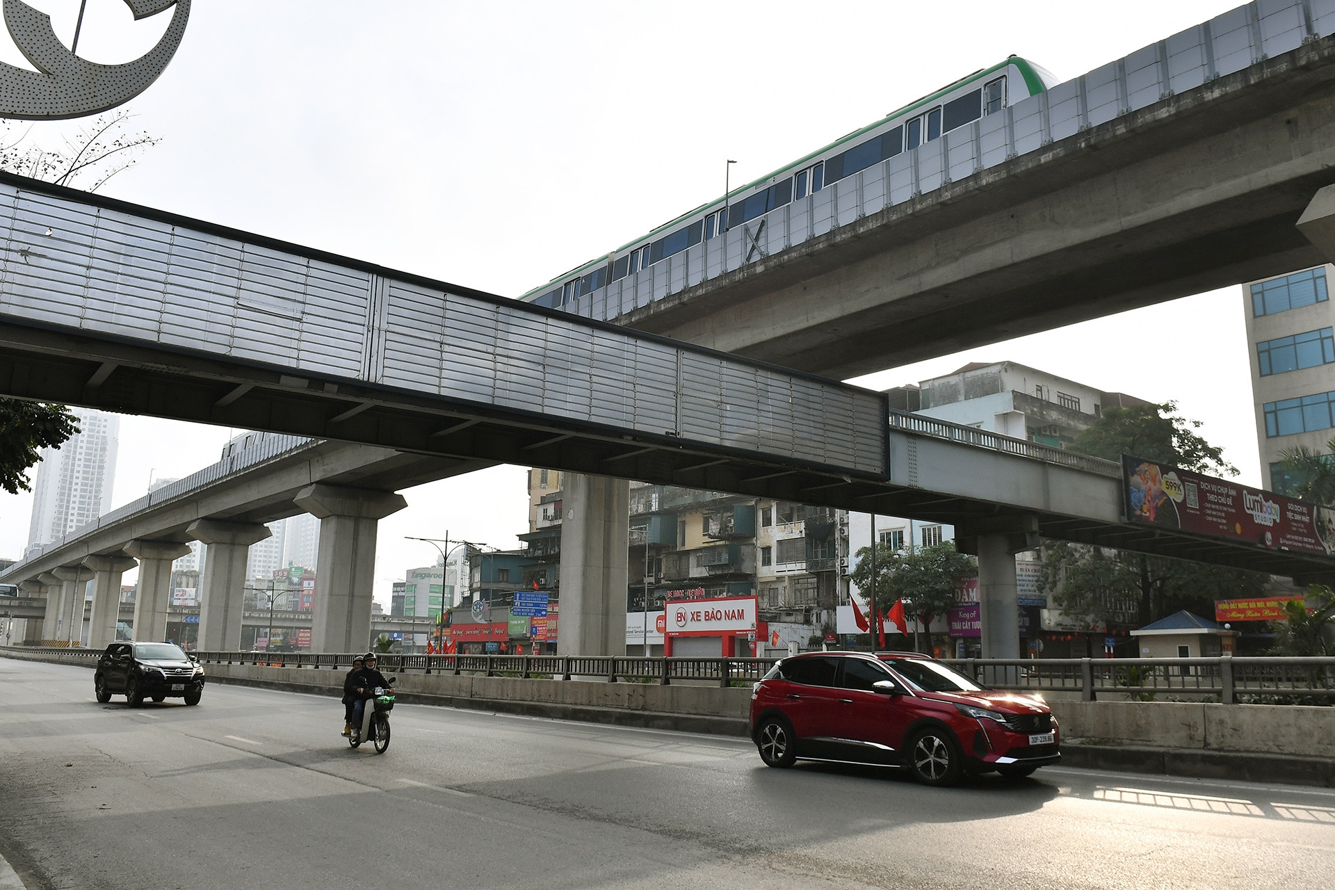 Ô tô, xe máy chạy 'một mình một đường' khắp Hà Nội sáng 29 Tết