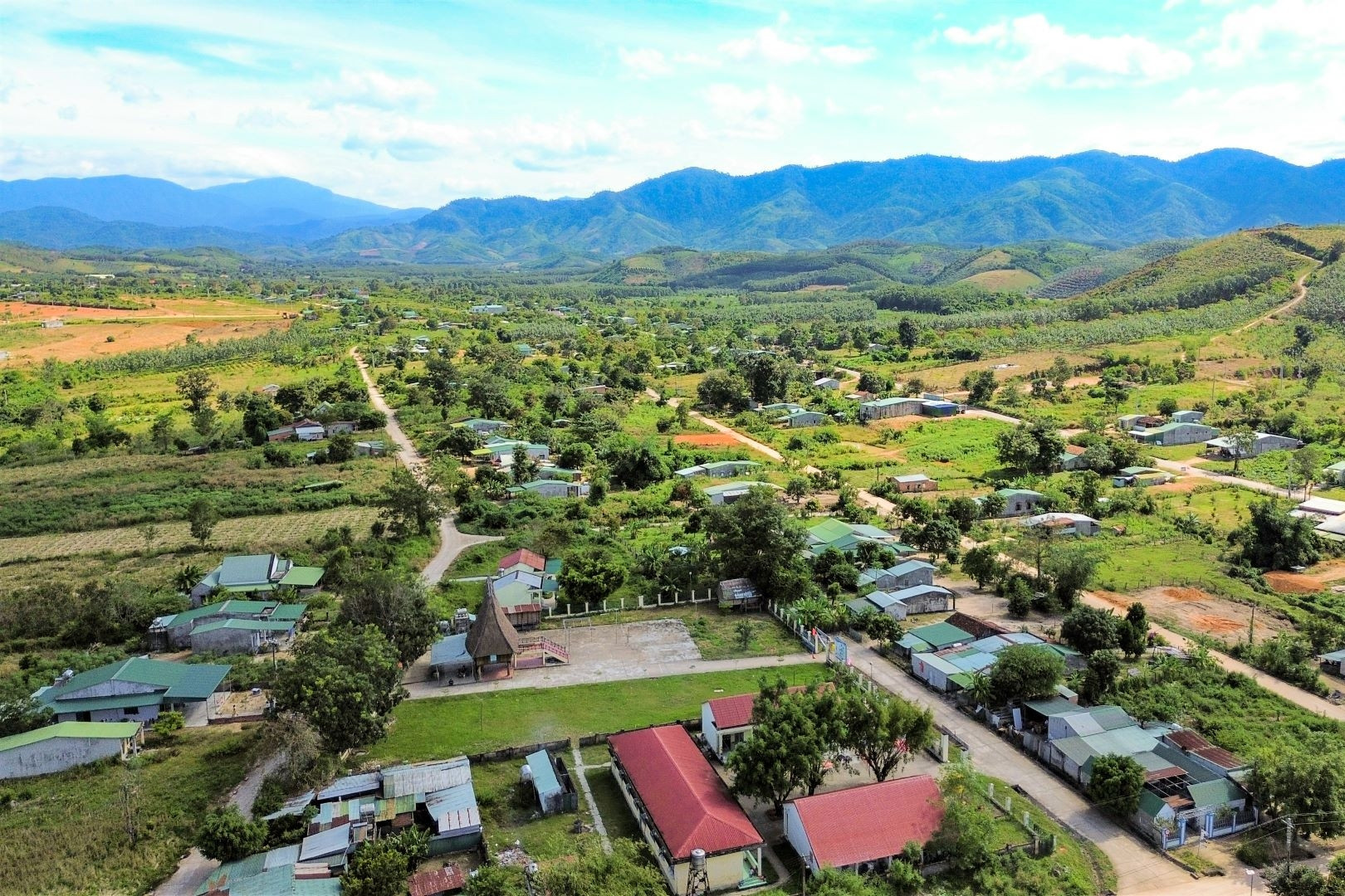 Sắc mới trên những nóc nhà người Rơ Măm