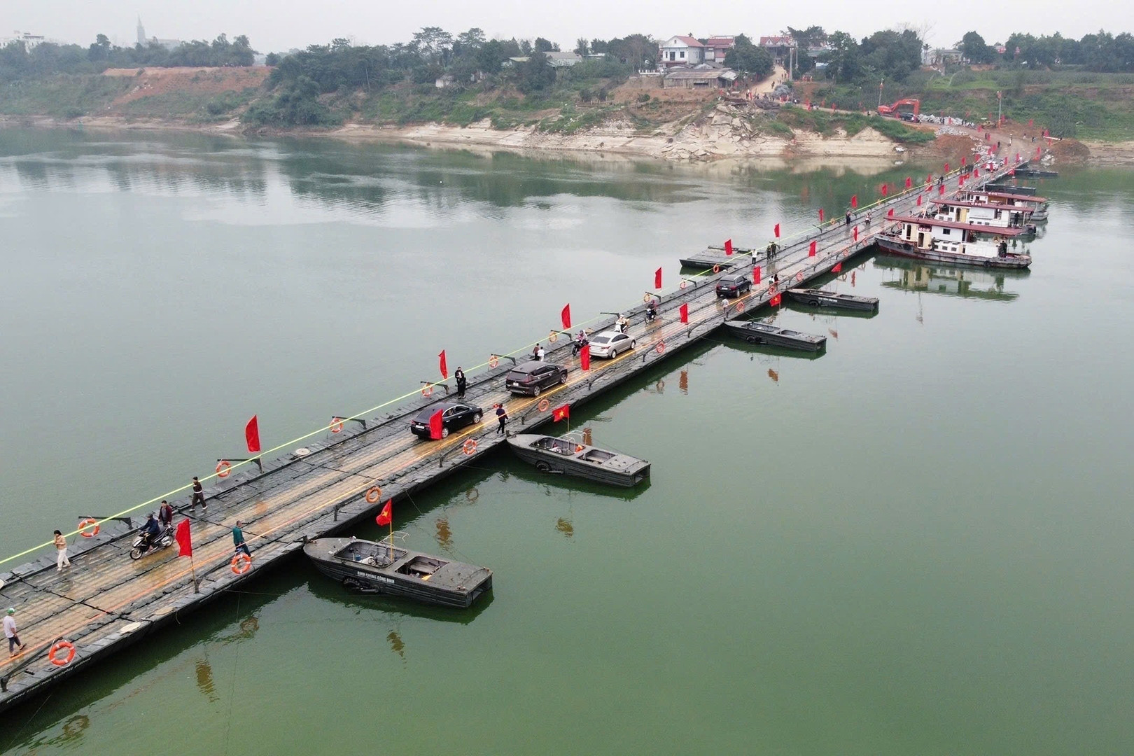 Thủ tướng khen các đơn vị 'thần tốc' hoàn thành cầu phao bắc qua sông Lô