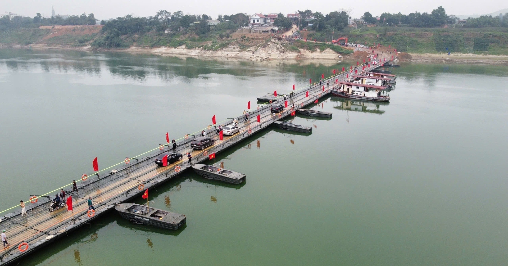 Thủ tướng khen các đơn vị 'thần tốc' hoàn thành cầu phao bắc qua sông Lô