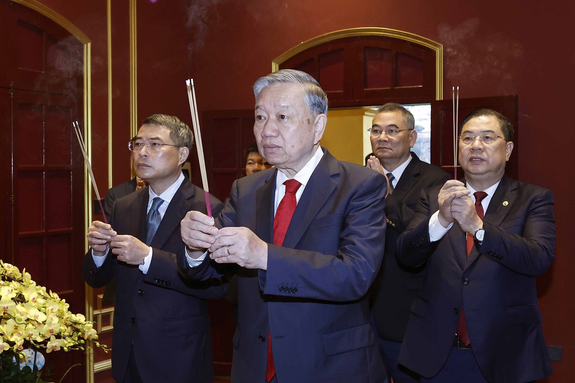 Tổng Bí thư dâng hương tại Hoàng Thành Thăng Long, di tích Nhà 67