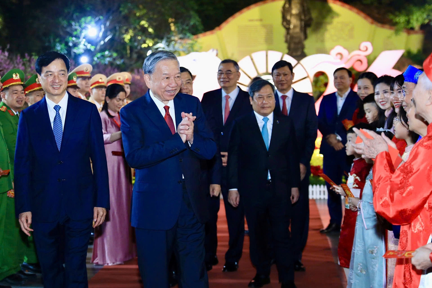 Tổng Bí thư dâng hương tại tượng đài Vua Lý Thái Tổ, chúc Tết người dân