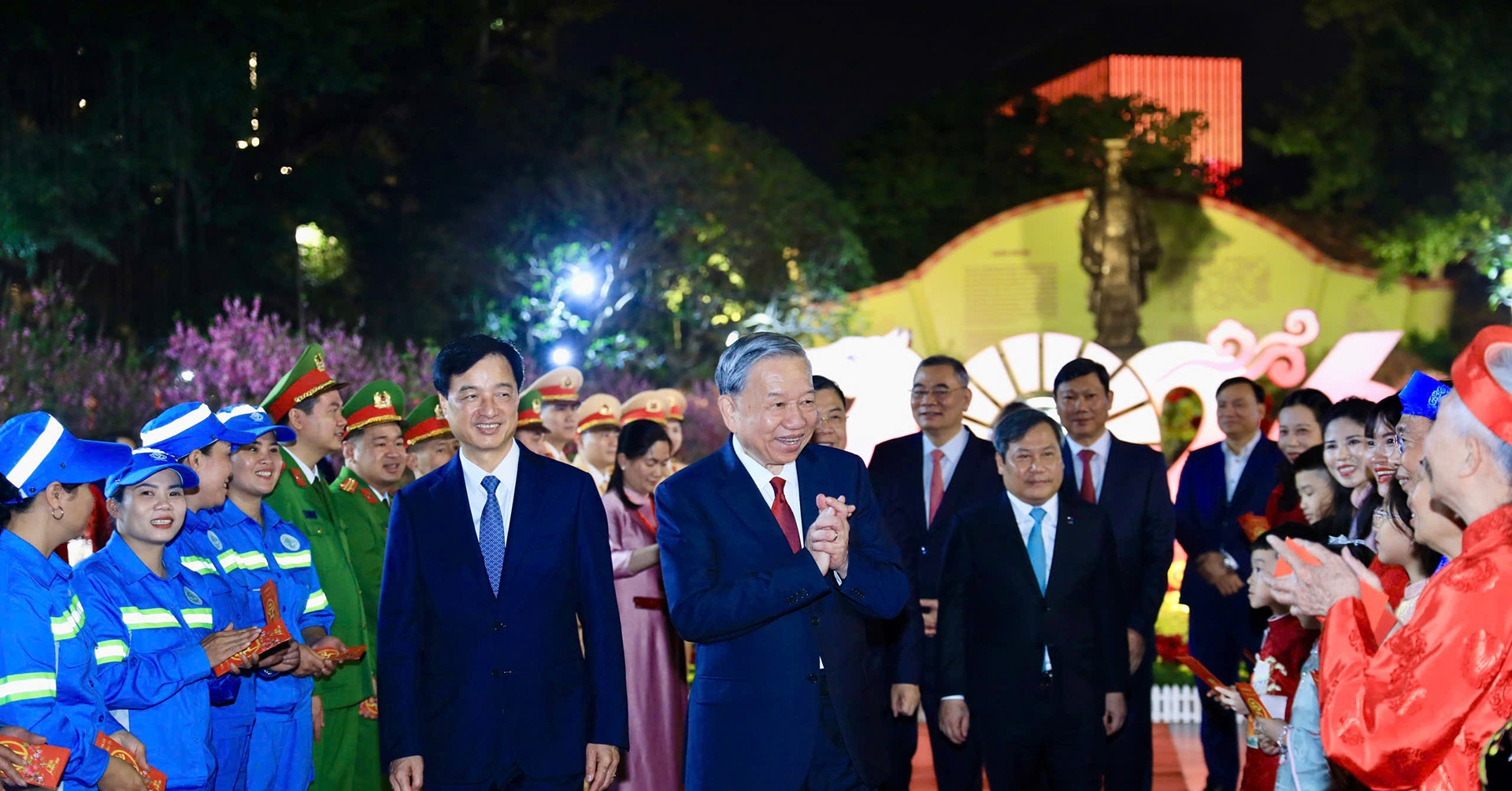 Tổng Bí thư Tô Lâm dâng hương tại tượng đài Vua Lý Thái Tổ, chúc Tết người dân