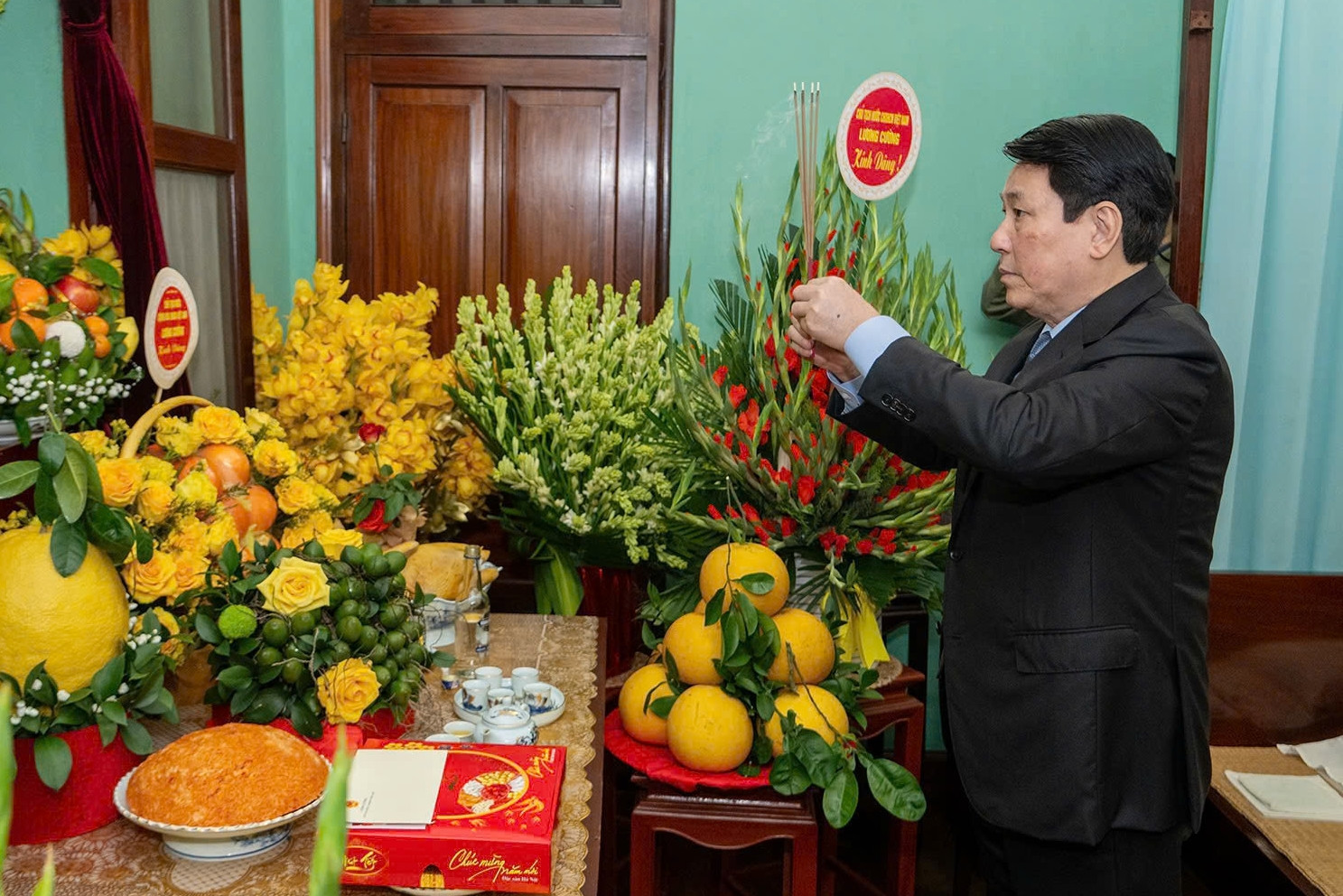 Trước giao thừa, Chủ tịch nước dâng hương tưởng niệm Bác Hồ