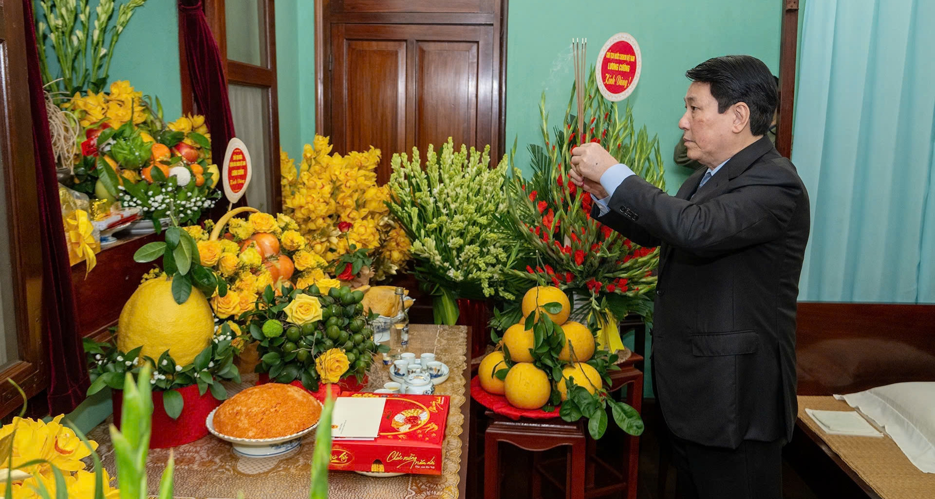 Trước giờ Giao thừa, Chủ tịch nước Đặng Huỳnh Tưởng niệm Chủ tịch Hồ Chí Minh