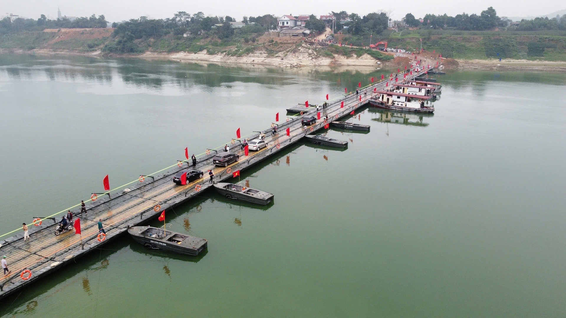 vnapotalthongxecauphaoquasonglo8594873 1771214859668983828915.jpg