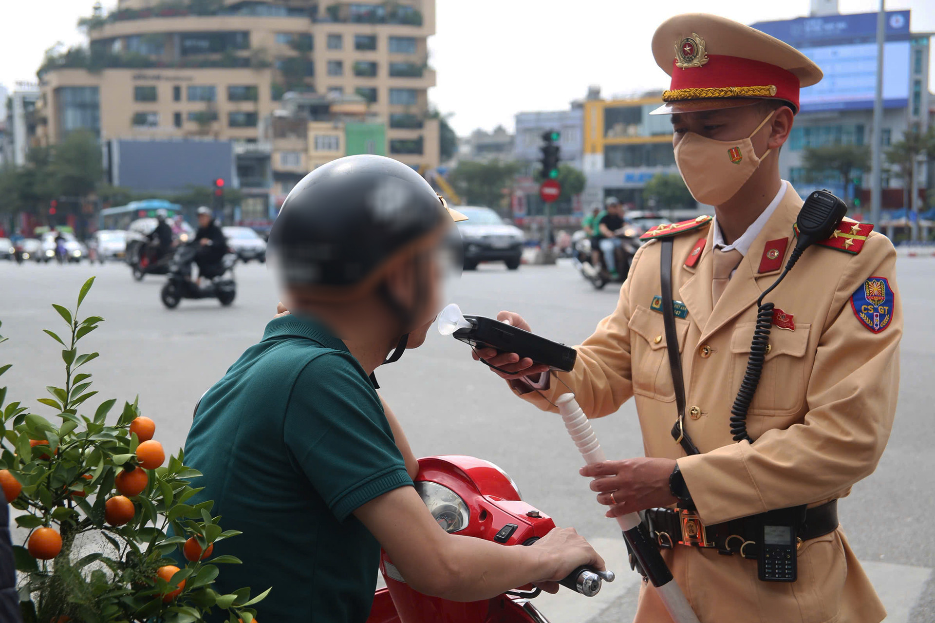Hà Nội: Uống hai lon bia tất niên rồi lái xe máy ra đường, nam tài xế bị xử phạt