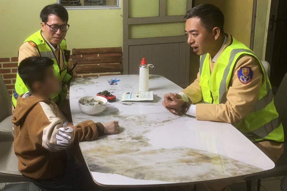 Tuần tra đêm giao thừa, CSGT phát hiện bé trai đi lạc trên cao tốc
