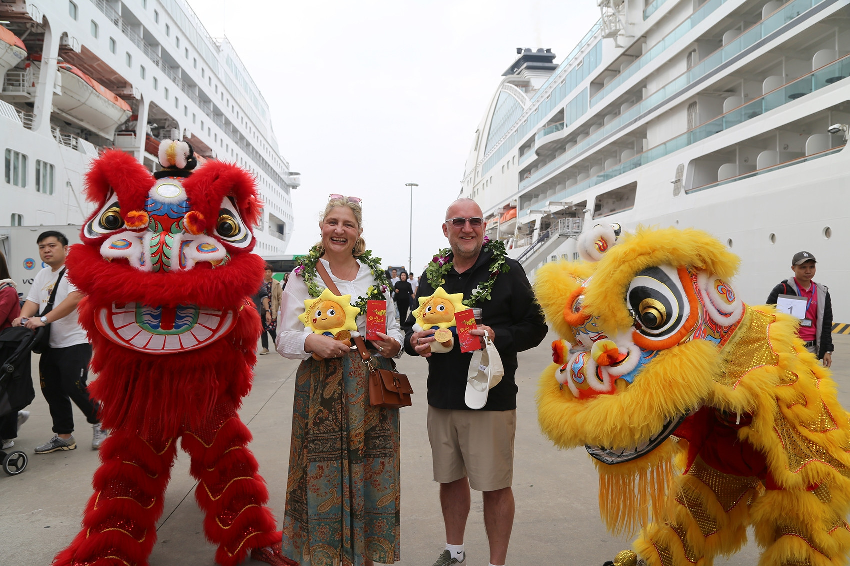 2.400 khách quốc tế trên siêu du thuyền 'xông đất' vịnh Hạ Long ngày mùng 1 Tết