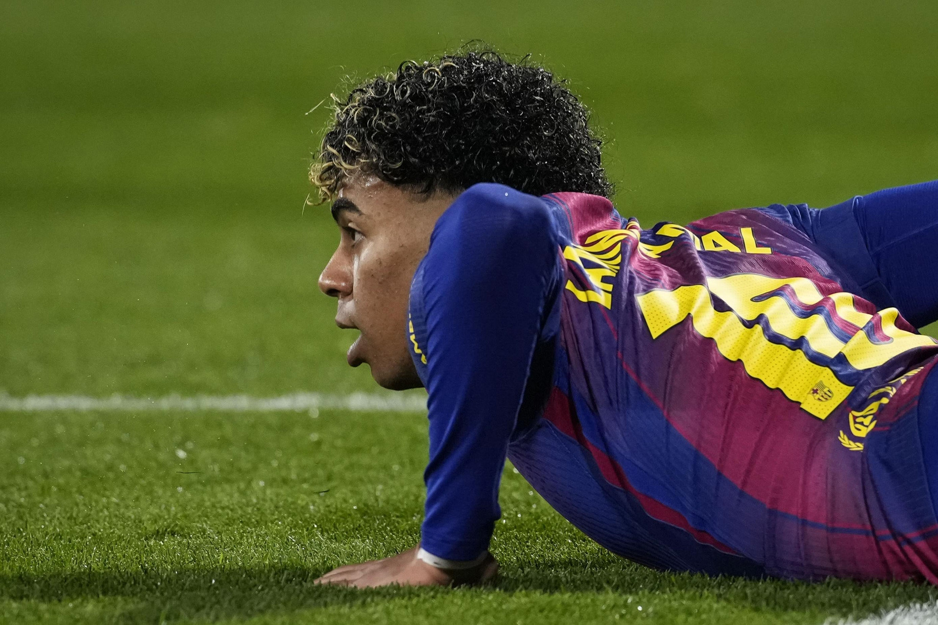 Ức chế vì hình ảnh bị hoen ố Barca mất ngôi đầu La Liga vì 2 sai lầm của trọng tài