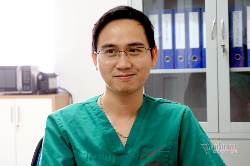 Từ thủ khoa Đại học Y Hà Nội đến 'người gác cửa sinh tử' trung tâm ICU BS Pham Van Phuc 1.png