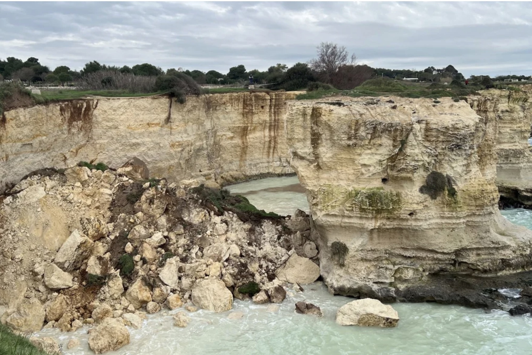 'Cổng vòm Tình yêu' của Italia đổ sập đúng ngày Lễ Tình nhân