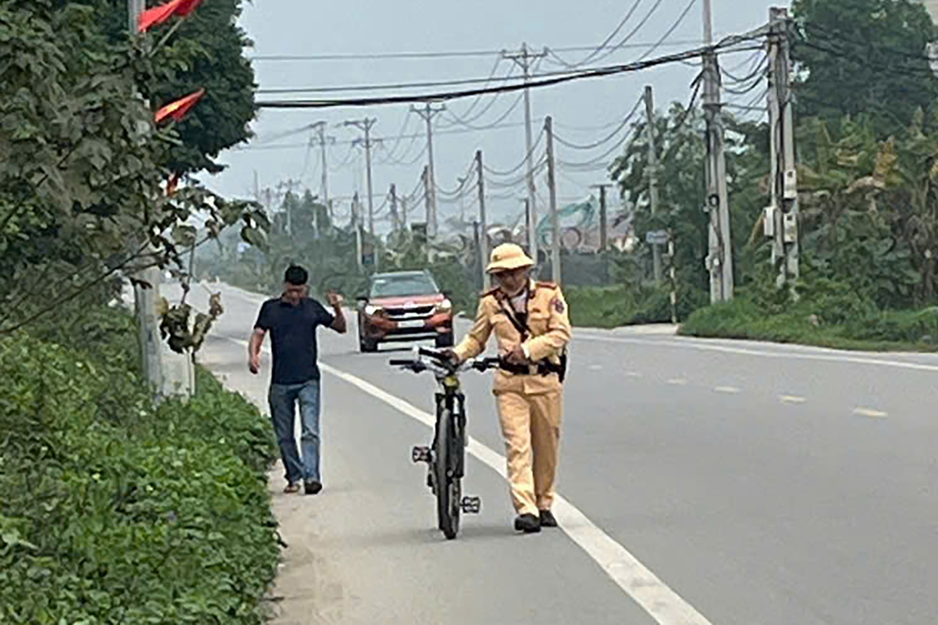 CSGT đồng loạt kiểm tra: Phát hiện tài xế xe buýt, người đi xe đạp vi phạm nồng độ cồn