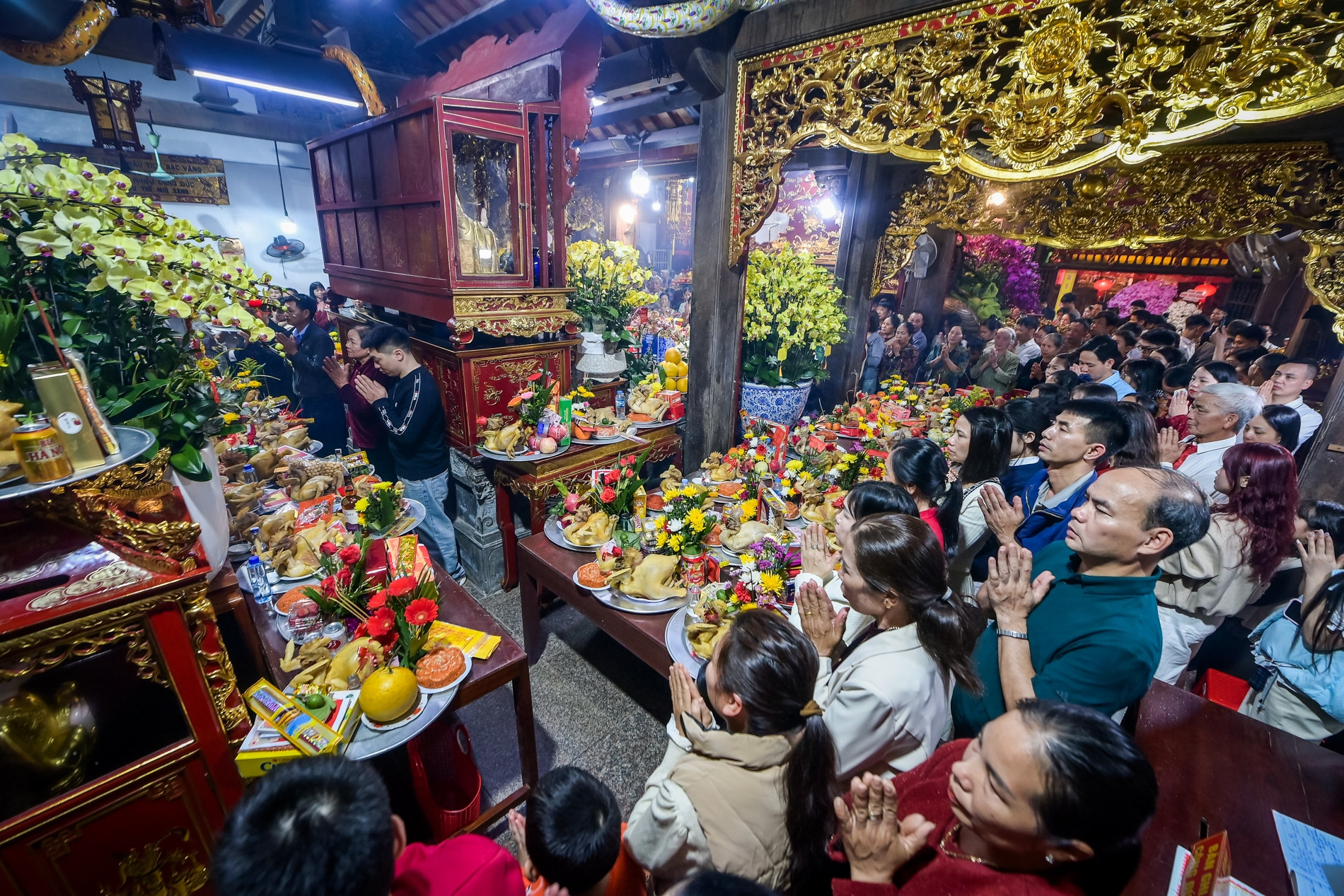 Đêm giao thừa, cả làng ở Ninh Bình mang mâm xôi gà đi lễ Phủ