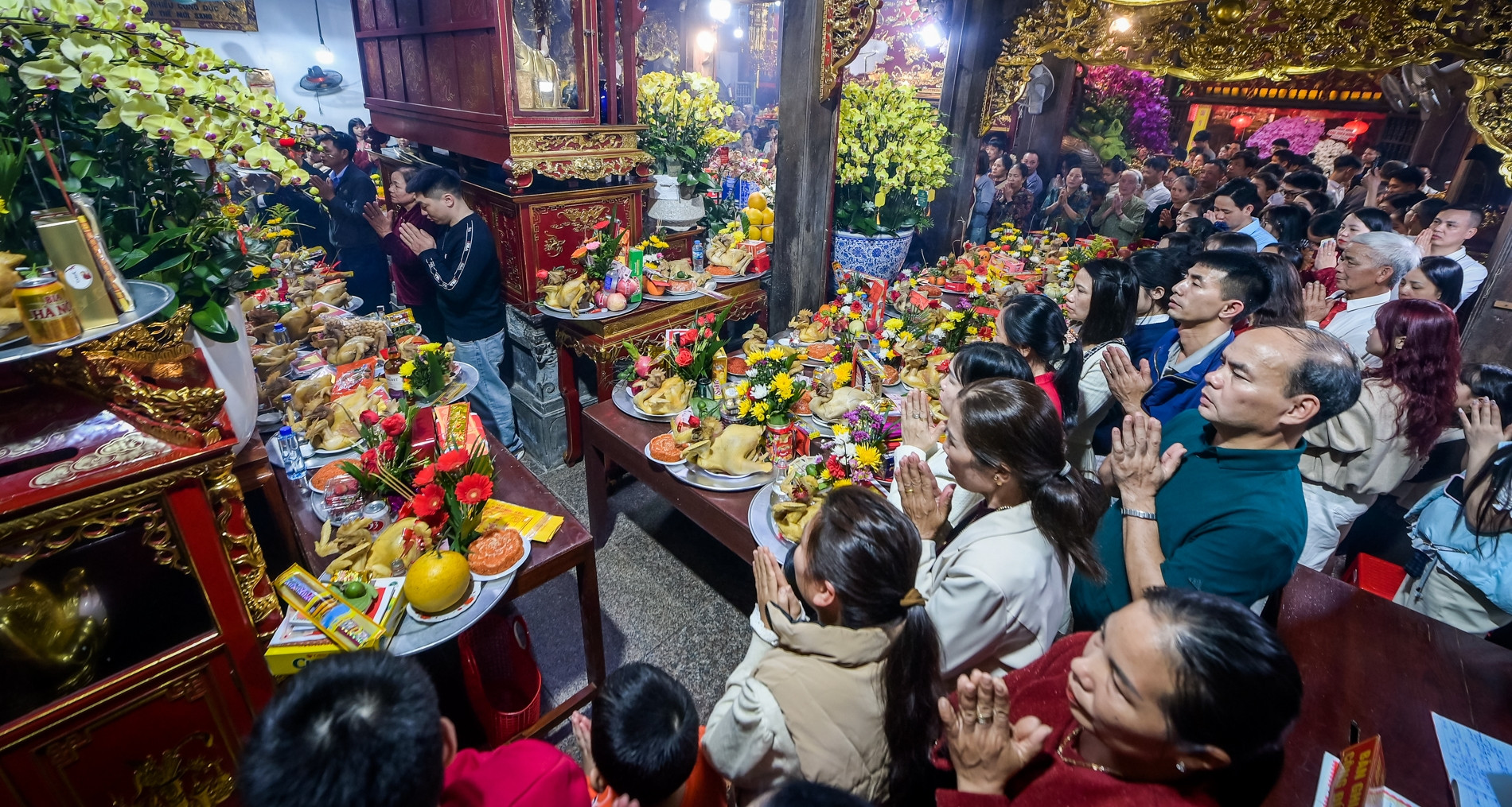 Đêm giao thừa, cả làng ở Ninh Bình mang mâm xôi gà đi lễ Phủ