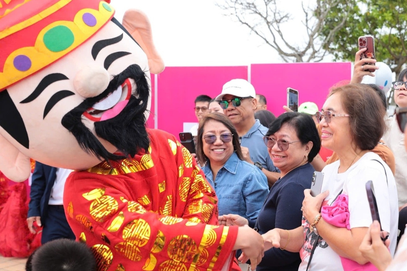 Du khách quốc tế 'xông đất' Đà Nẵng, háo hức nhận lì xì ngày đầu năm Bính Ngọ