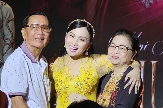 Hành trình vất vả từ Mỹ về Việt Nam đón Tết của 'ca sĩ tỷ phú' Hà Phương