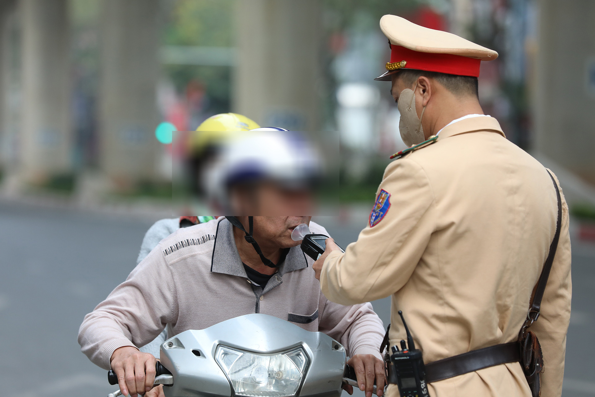 CSGT kiểm tra nồng độ cồn Mùng 1 Tết, nhiều tài xế bị xử phạt vì rượu bia đầu Xuân