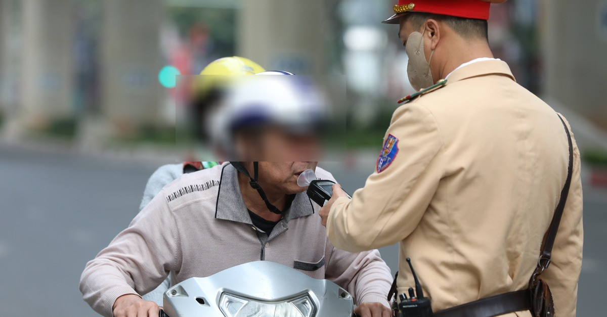CSGT kiểm tra nồng độ cồn Mùng 1 Tết, nhiều tài xế bị xử phạt vì rượu bia đầu Xuân