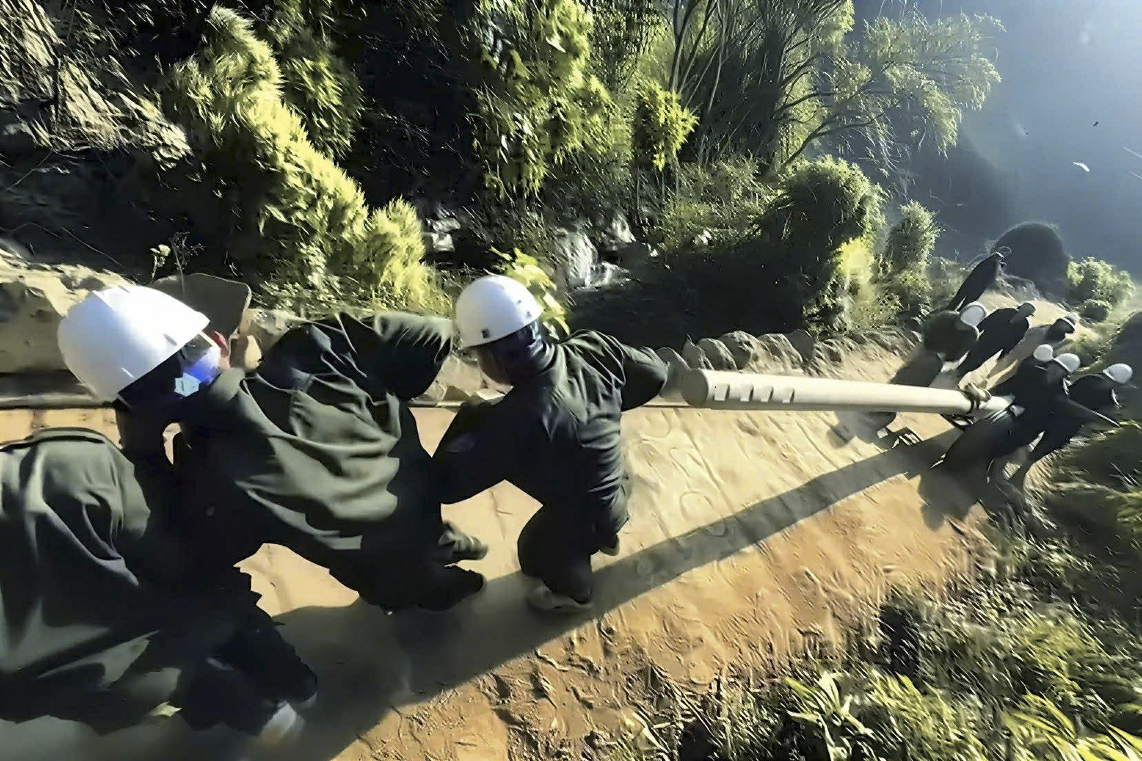 Kỳ tích 'cõng' điện lên cổng trời Sáng Nhè: Mùa xuân bừng sáng trong mắt người