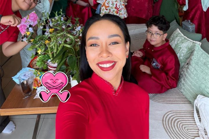 Lạ kỳ chuyện nữ ca sĩ Việt mời 9 fan tới nhà xông đất