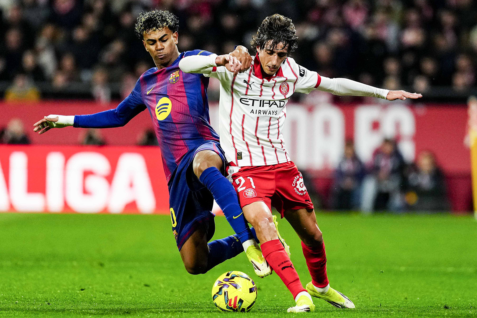 Ức chế vì hình ảnh bị hoen ố Lamine Yamal Girona Barca 2.jpg