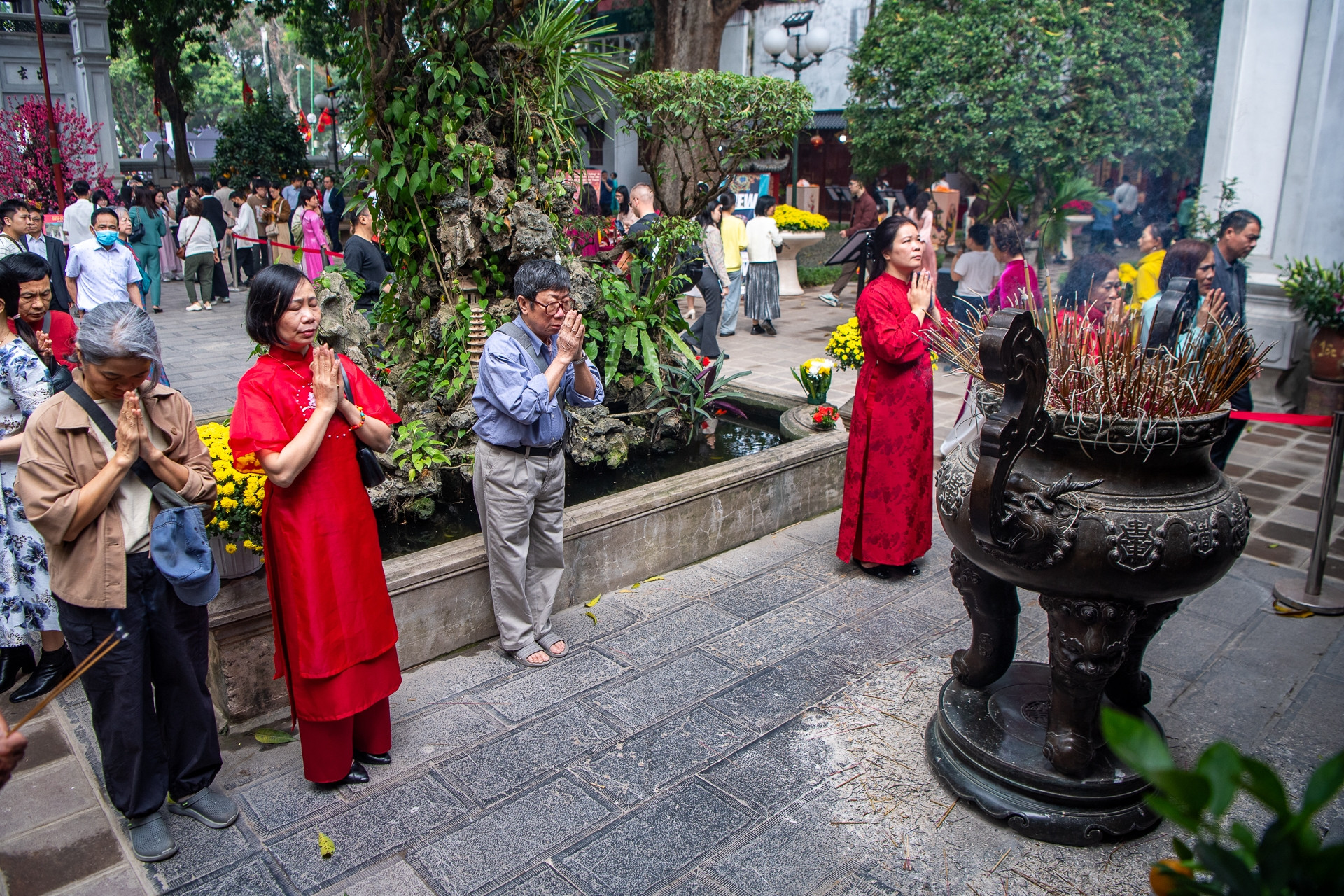 Người dân đổ về đền, chùa Hà Nội cầu may ngày đầu năm