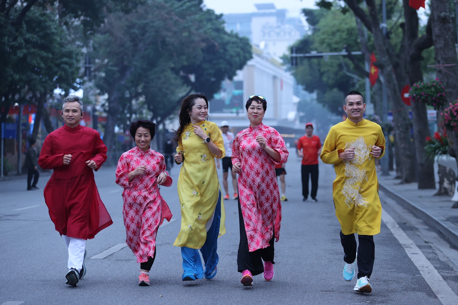 Người dân Hà Nội dậy sớm rèn luyện sức khỏe sáng mùng 1 Tết