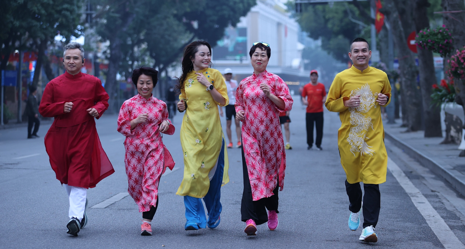 Người dân Hà Nội dậy sớm rèn luyện sức khỏe sáng mùng 1 Tết