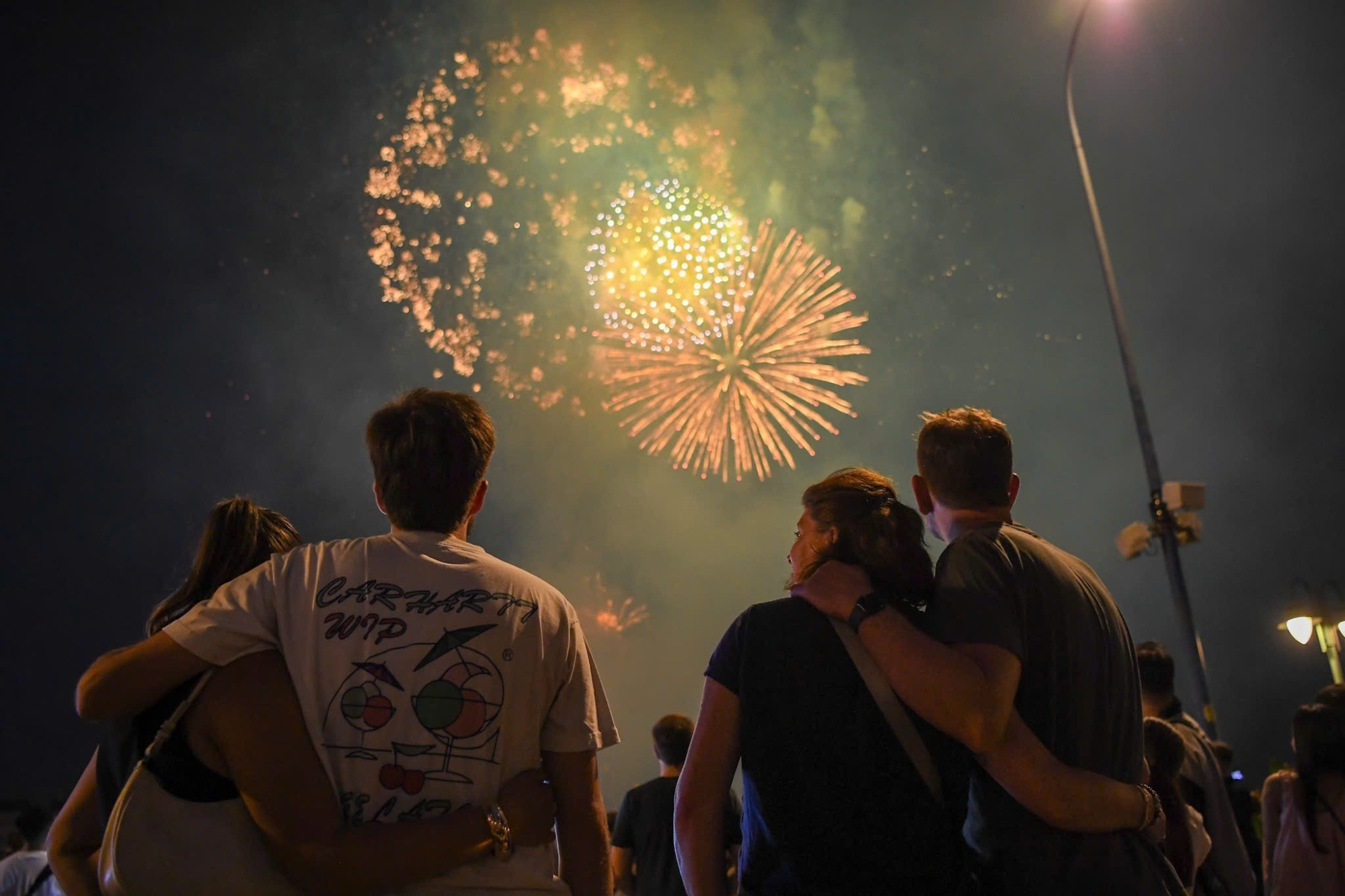 Pháo hoa ngợp trời, cả nước chào xuân mới Bính Ngọ 2026