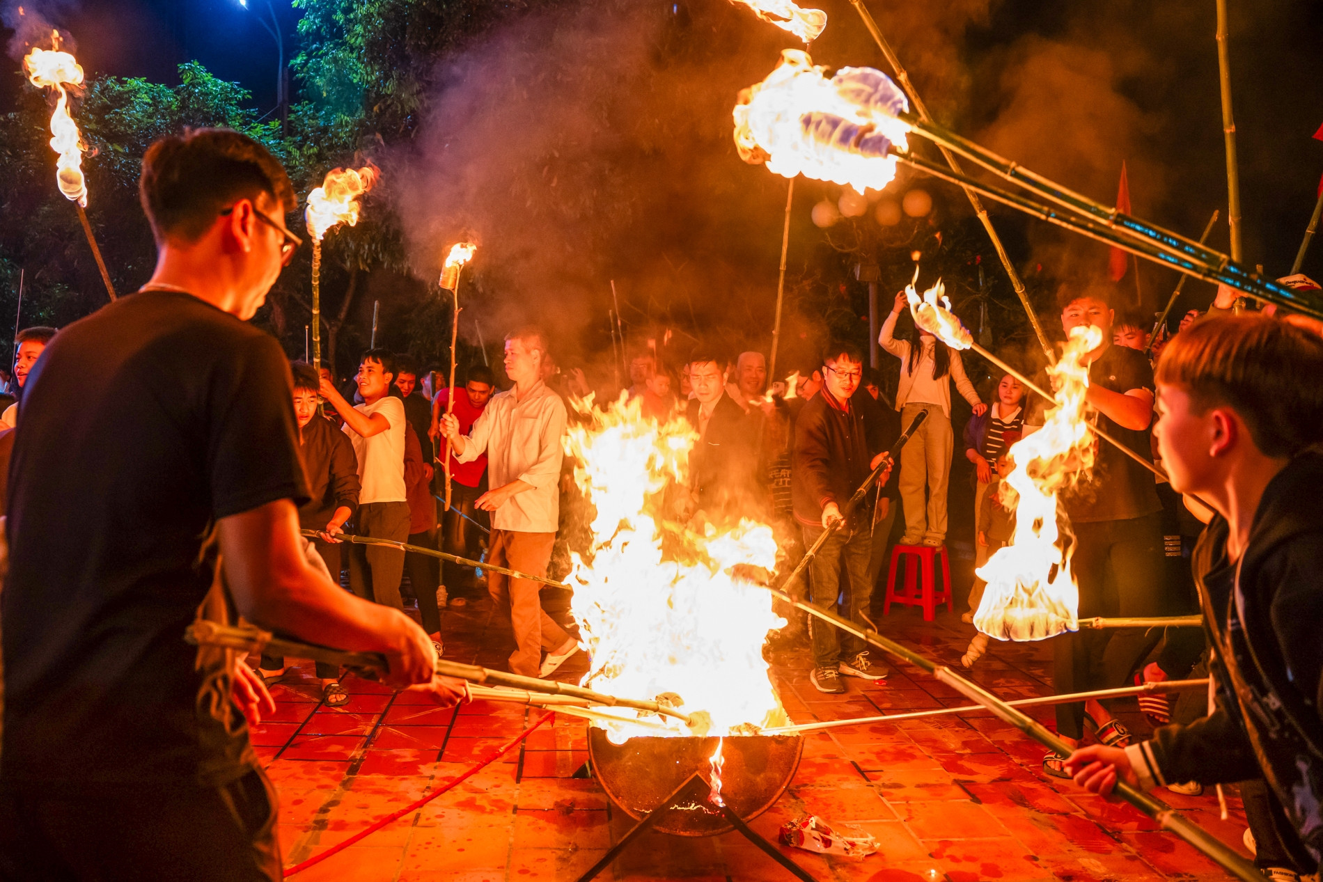 Trai làng ở Ninh Bình chạy đua rước ‘lửa Thánh’ đêm giao thừa về cầu may