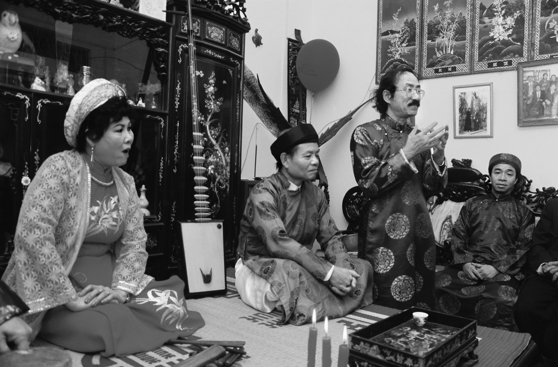 03a Nhạc sĩ Nguyễn Cường với ca trù.jpg