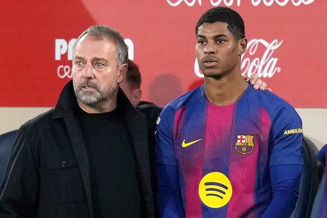 Barca ép giá mua đứt Rashford, MU phản ứng khiến Hansi Flick tiếc