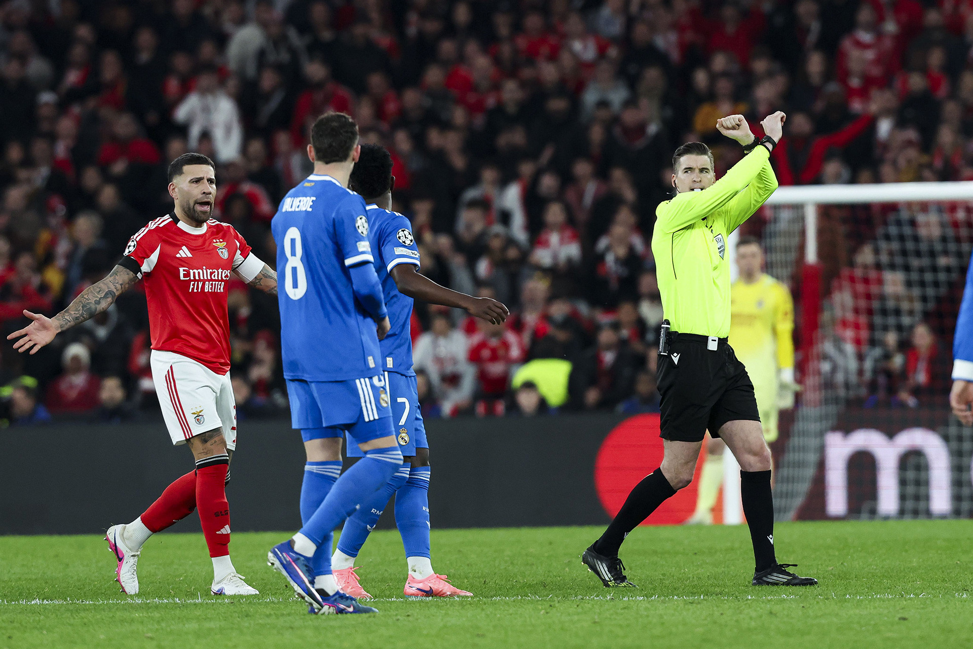 Benfica Real Madrid trong tai.jpg