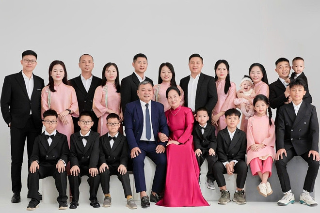 Bố mẹ ở Nghệ An sinh 5 con gái, 5 chàng rể đưa cả gia đình về ngoại đón Tết
