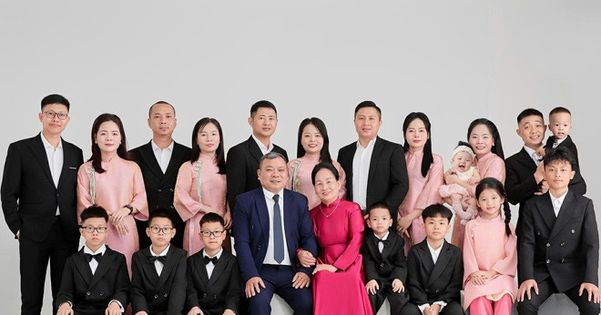 Bố mẹ ở Nghệ An sinh 5 con gái, 5 chàng rể đưa ...