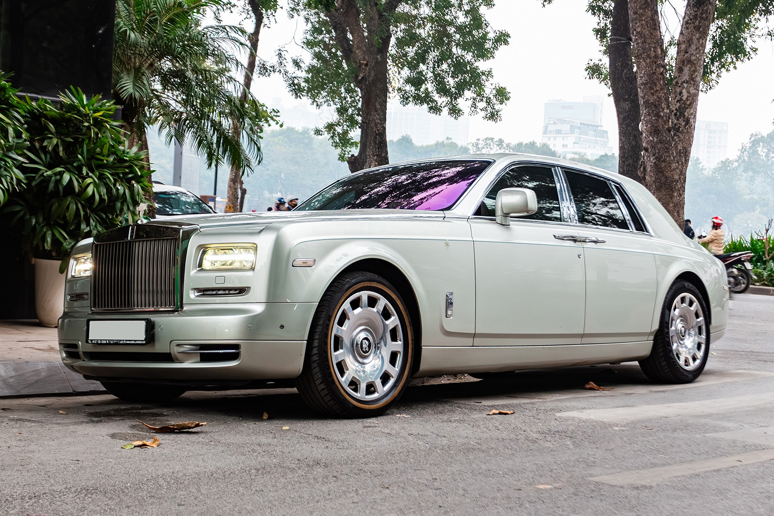 Cận cảnh xe siêu sang Rolls-Royce độc nhất thế giới của doanh nhân Hà Nội