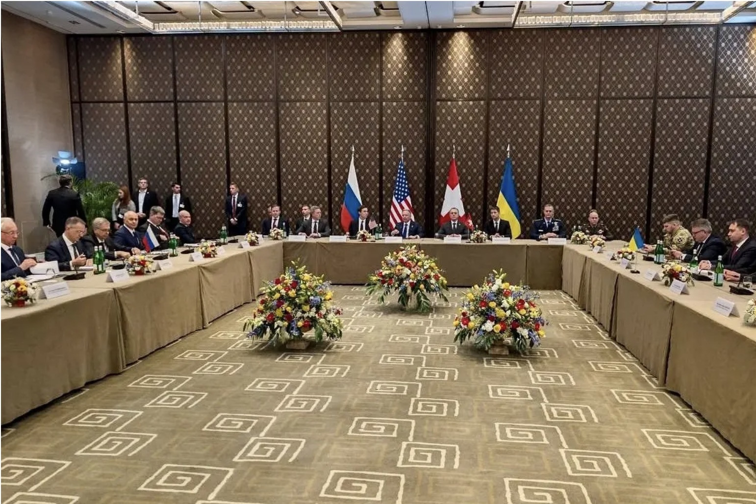 Diễn biến đàm phán ngày đầu của Mỹ với Iran, Nga và Ukraine