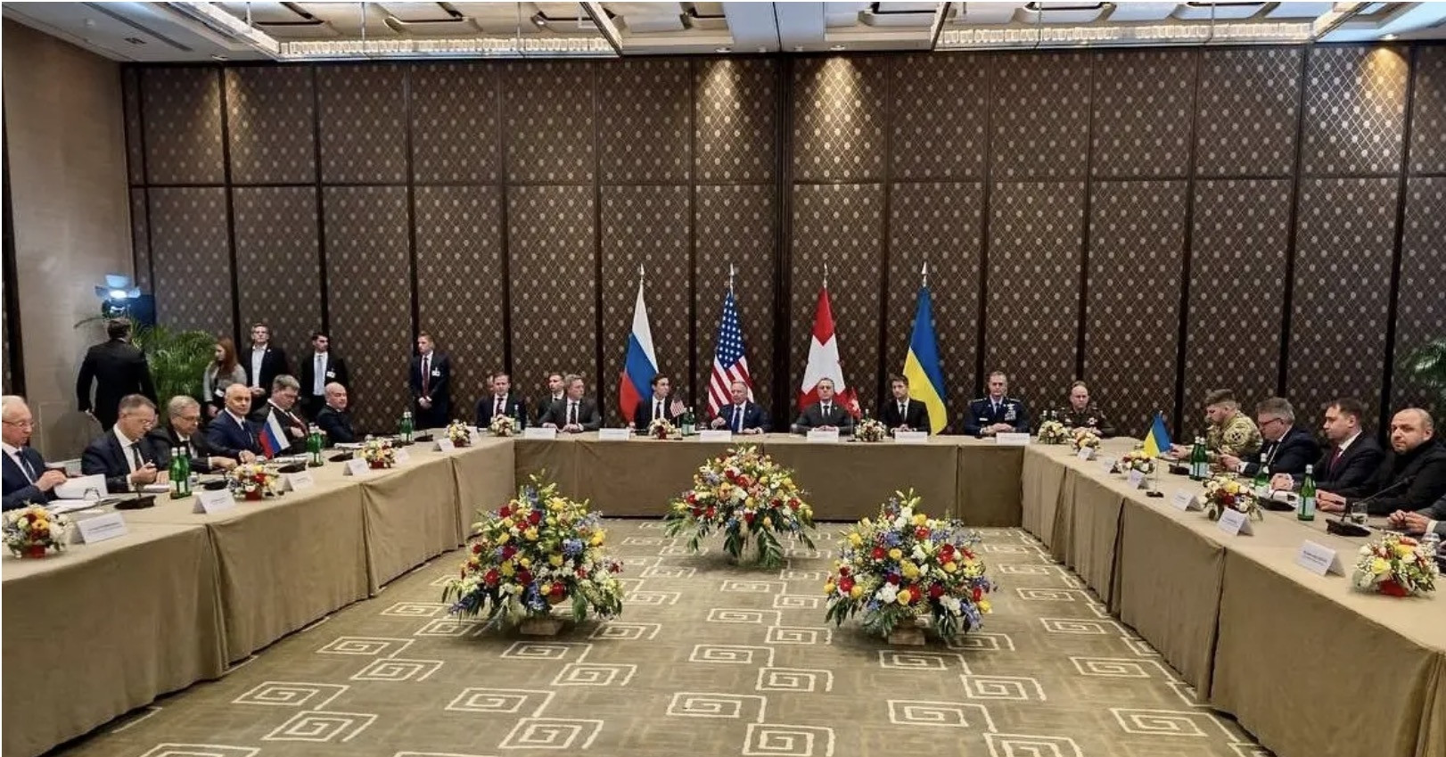 Diễn Biến Đàm Phán Ngày Đầu: Mỹ với Iran và Nga với Ukraine