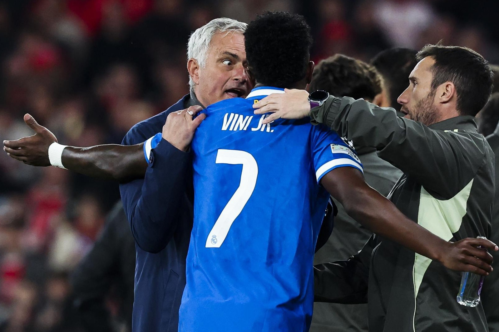 Mourinho bị chê đạo đức giả vì 'dạy đời' Vinicius