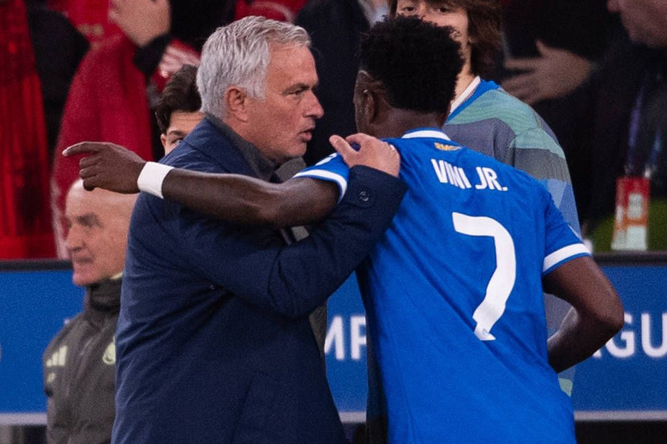 Mourinho mỉa mai UEFA và trọng tài sau thẻ đỏ