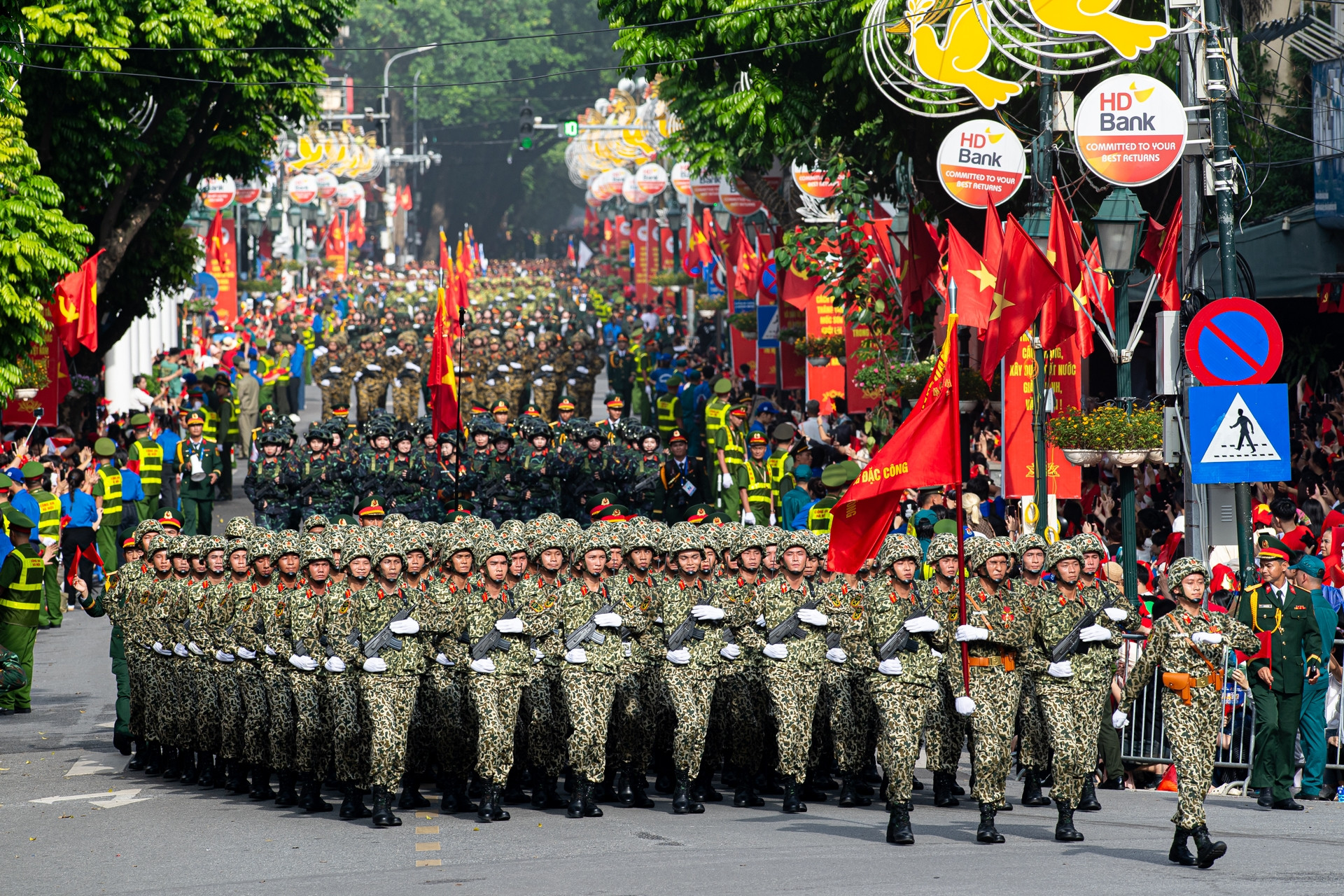 Những ngày quân đi trong tiếng dân reo