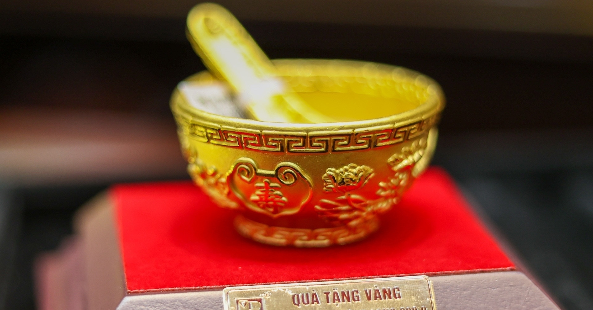 Giá vàng hôm nay 19/2/2026 bật tăng dữ dội, tái lập mốc trên 5.000 USD/ounce