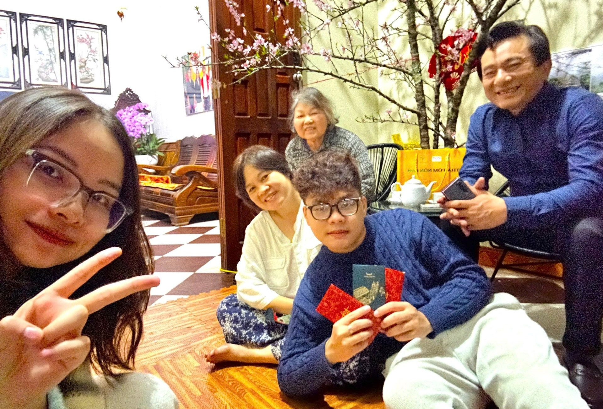 Tết nhắc nhở người trẻ 'trước khi bước ra thế giới rộng lớn, hãy học cách quay về'