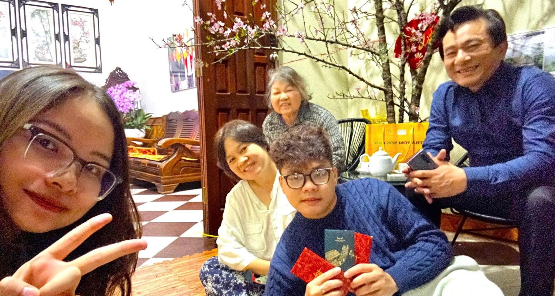 Tết nhắc nhở người trẻ &amp;apos;trước khi bước ra thế giới rộng lớn, hãy học cách quay về&amp;apos;