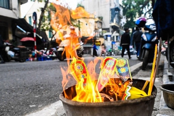 Tiến sĩ cảnh báo 'mùi hương Tết' ảnh hưởng tới phổi