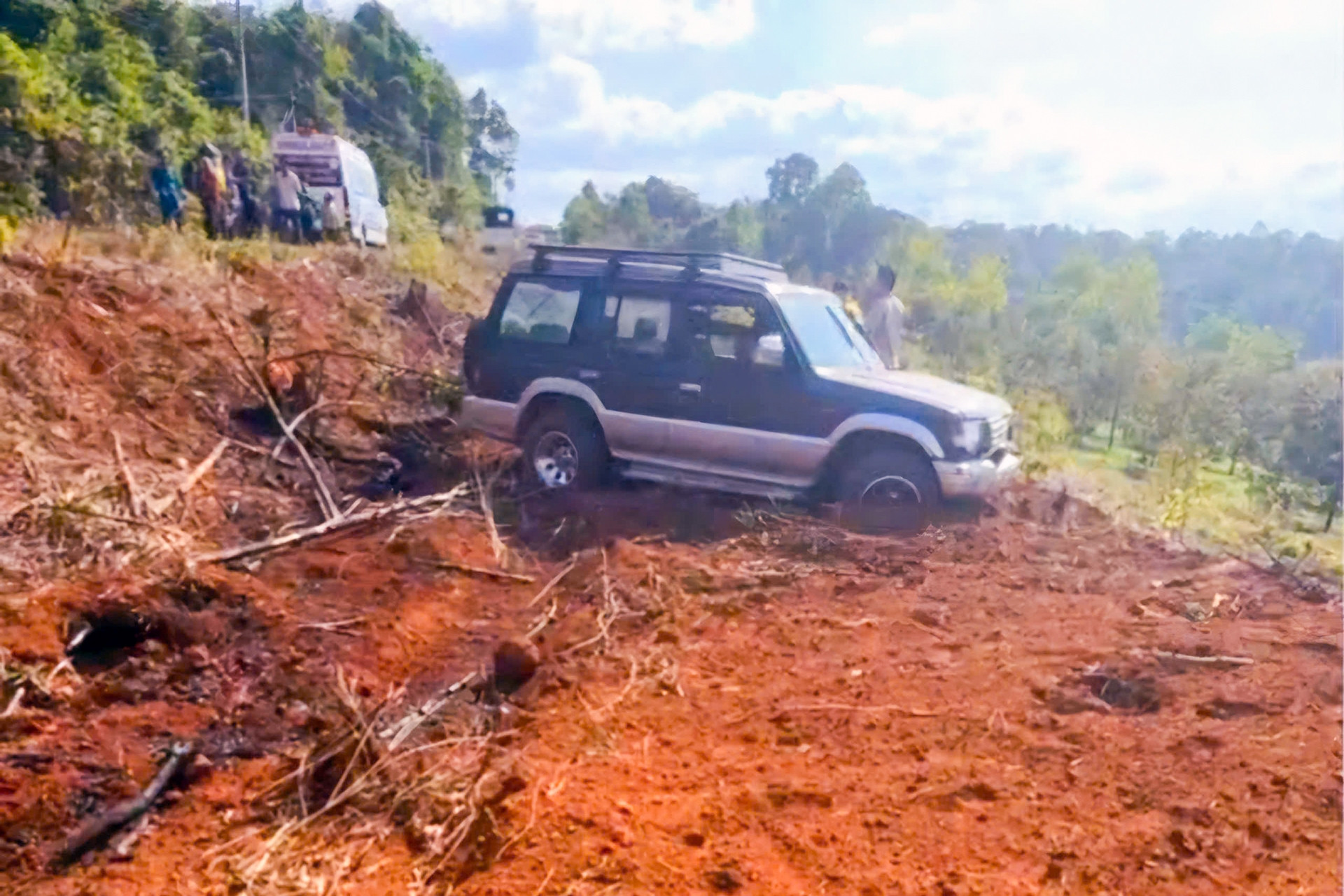 Va chạm với ô tô, 3 người trong gia đình tử vong